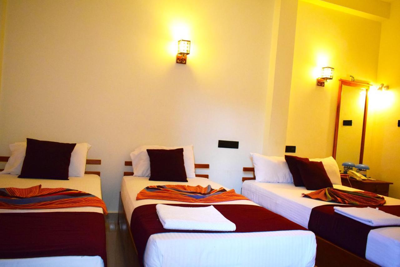 Luxury Everest Hotel Trincomalee Exterior foto