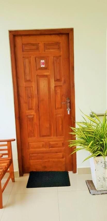 Luxury Everest Hotel Trincomalee Exterior foto