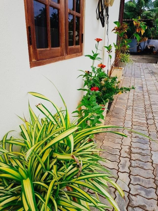 Luxury Everest Hotel Trincomalee Exterior foto